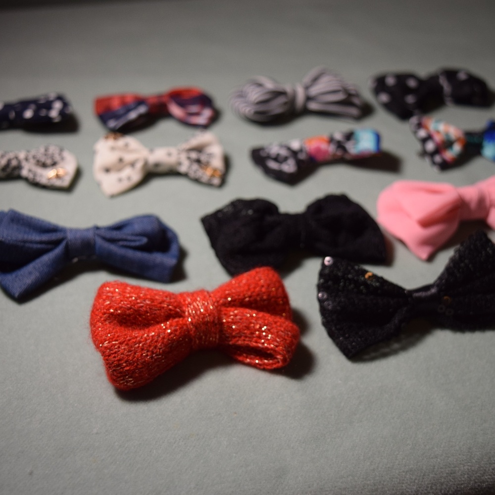 lot of 13 bow hair clips